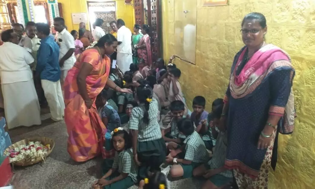 அரசு பள்ளி மாணவர்களுடன் கோவிலில் சிறப்பு வழிபாடு அரசு பள்ளி மாணவர்களுடன் கோவிலில் சிறப்பு வழிபாடு
