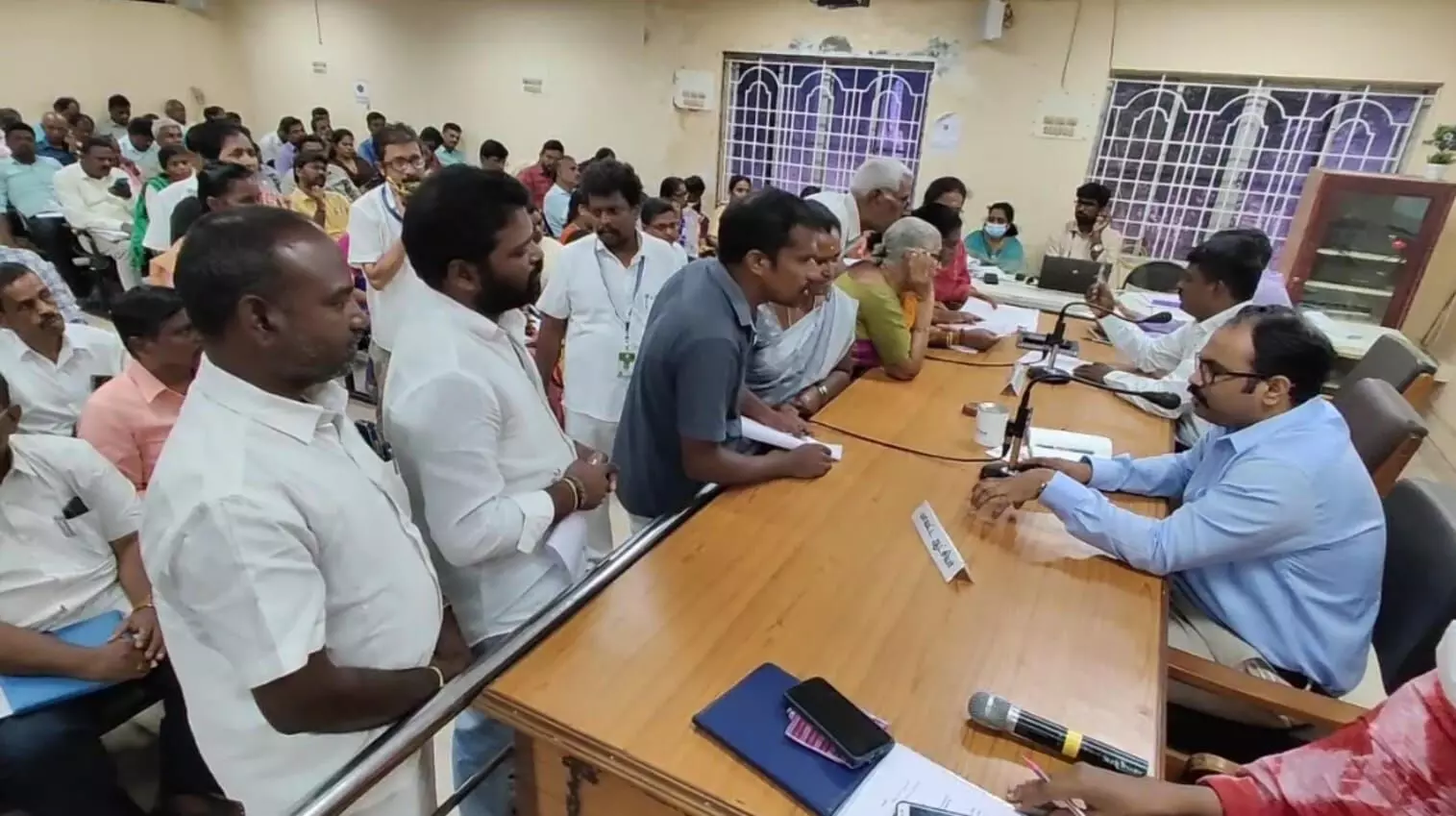 செல்போன் டவர் அமைக்க எதிர்ப்பு தெரிவித்து திருவள்ளூர் கலெக்டரிடம் மனு செல்போன் டவர் அமைக்க எதிர்ப்பு தெரிவித்து திருவள்ளூர் கலெக்டரிடம் மனு