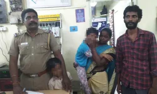 சாலையில் தவித்த 7 வயது சிறுமி:  பெற்றோரிடம் ஒப்படைத்த போலீசார்..! சாலையில் தவித்த 7 வயது சிறுமி:  பெற்றோரிடம் ஒப்படைத்த போலீசார்..!