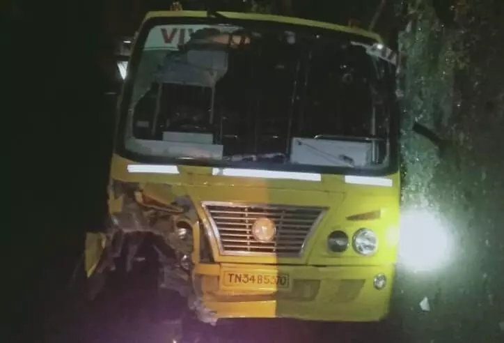 குமாரபாளையம் அருகே தனியார் கல்லூரி மினி பஸ் கவிழ்ந்து 19 பேர் காயம் குமாரபாளையம் அருகே தனியார் கல்லூரி மினி பஸ் கவிழ்ந்து 19 பேர் காயம்