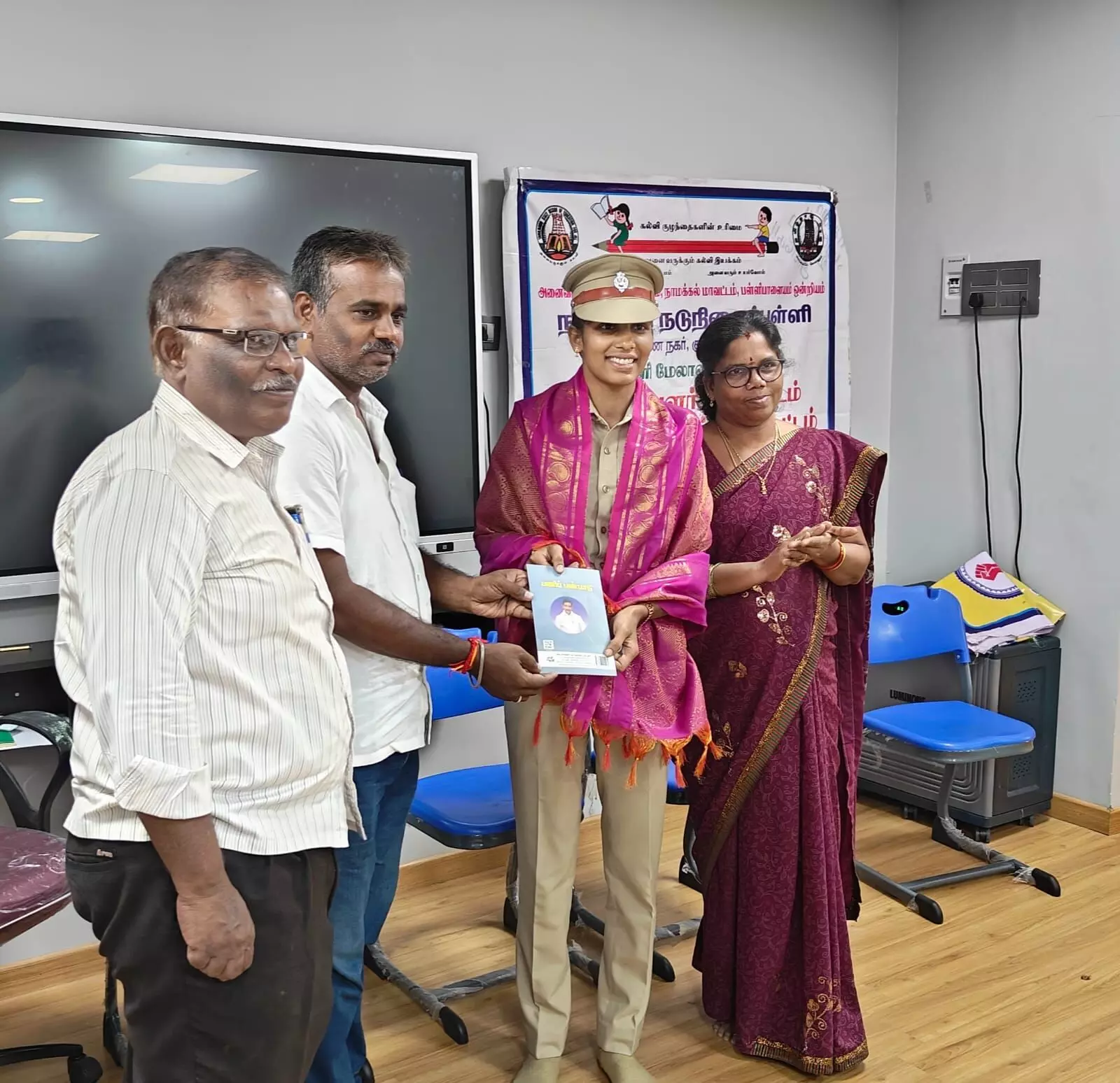 அரசு பள்ளியில் தேசிய மகளிர் போலீஸ் தினக் கொண்டாட்டம் அரசு பள்ளியில் தேசிய மகளிர் போலீஸ் தினக் கொண்டாட்டம்