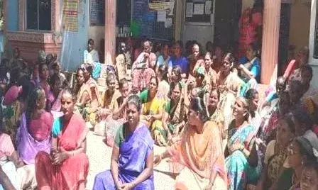 தொடக்க வேளாண்மை கூட்டுறவு வங்கியை முற்றுகையிட்ட மகளிர் குழுவினர்