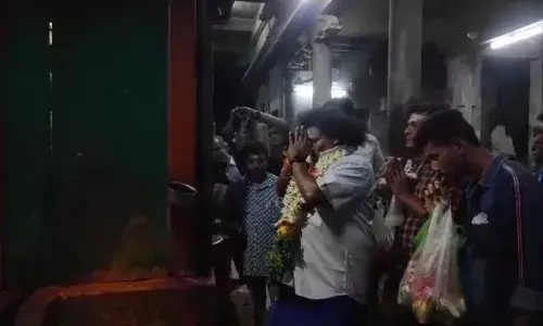 தென்காசி காசி விஸ்வநாதர் கோவிலில் நடிகர் யோகி பாபு தரிசனம் தென்காசி காசி விஸ்வநாதர் கோவிலில் நடிகர் யோகி பாபு தரிசனம்