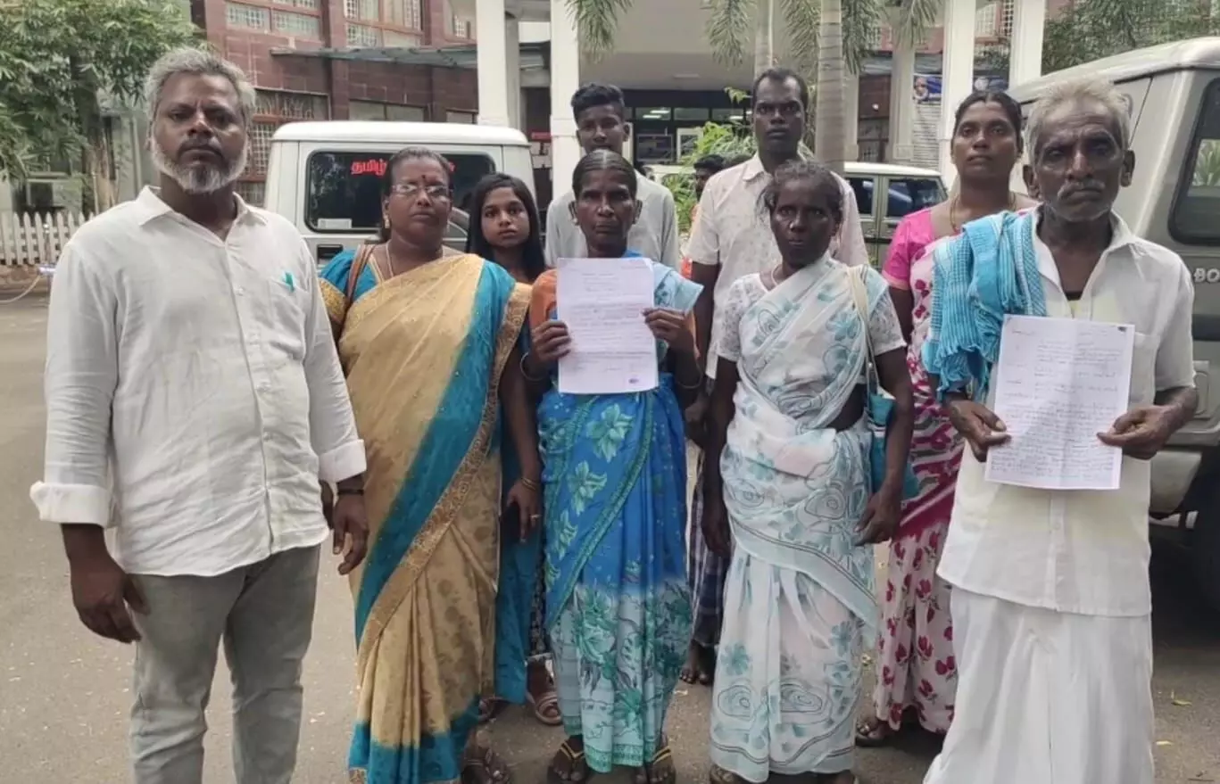 பழங்குடியின மக்களுக்கு பட்டா வழங்க கோரி மாவட்ட ஆட்சியரிடம் மனு பழங்குடியின மக்களுக்கு பட்டா வழங்க கோரி மாவட்ட ஆட்சியரிடம் மனு