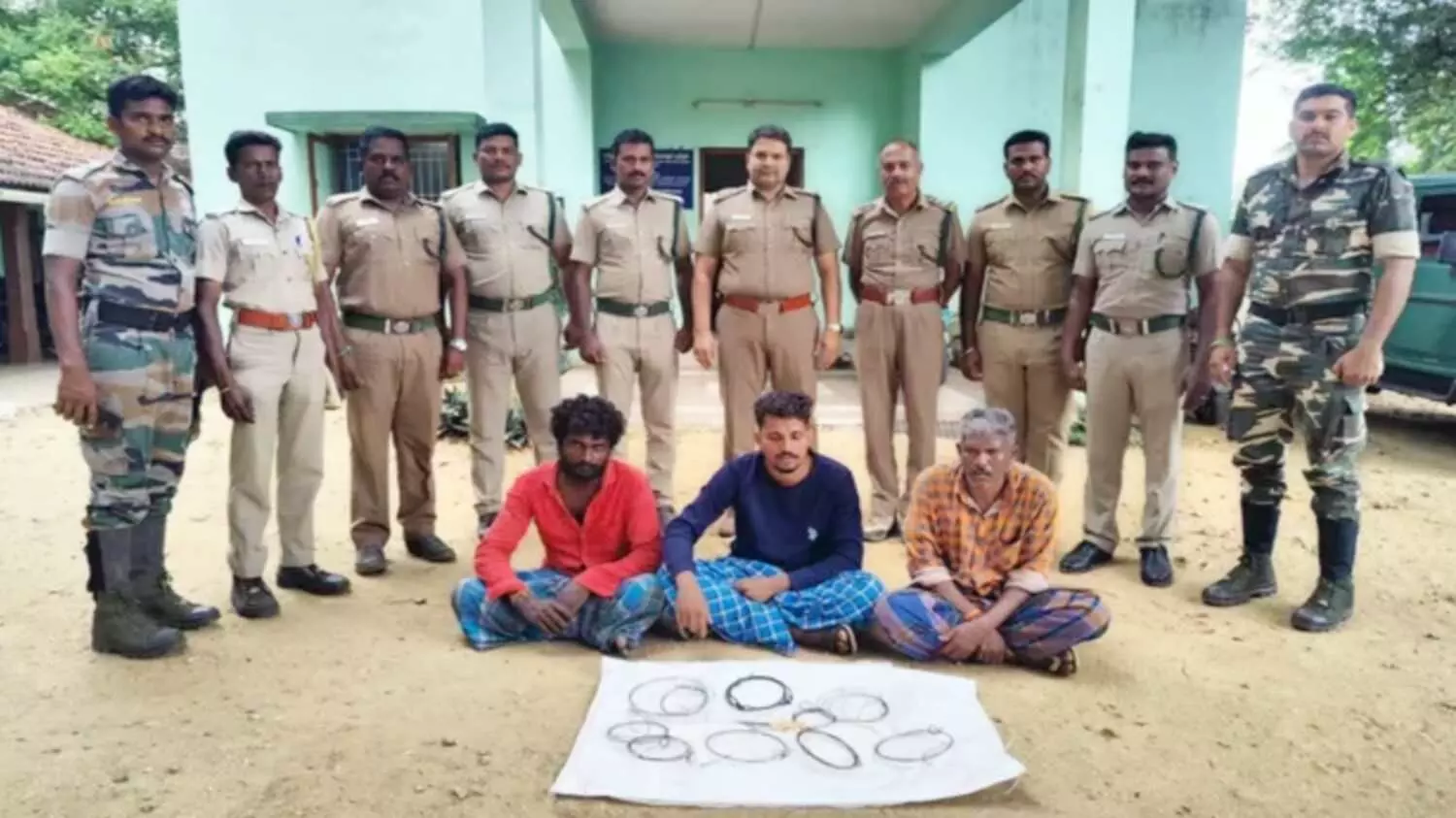 வனவிலங்குகளை வேட்டையாடும் கருவிகளுடன் சுற்றித்திரிந்த 4 பேர் கைது வனவிலங்குகளை வேட்டையாடும் கருவிகளுடன் சுற்றித்திரிந்த 4 பேர் கைது