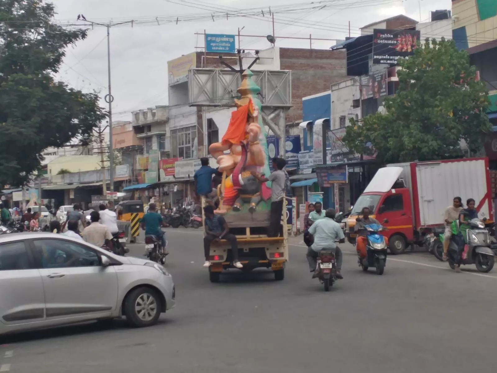 குமாரபாளையத்தில் கொலு வைக்க விநாயகர் சிலைகள் எடுத்து சென்ற ஆன்மீகவாதிகள் குமாரபாளையத்தில் கொலு வைக்க விநாயகர் சிலைகள் எடுத்து சென்ற ஆன்மீகவாதிகள்
