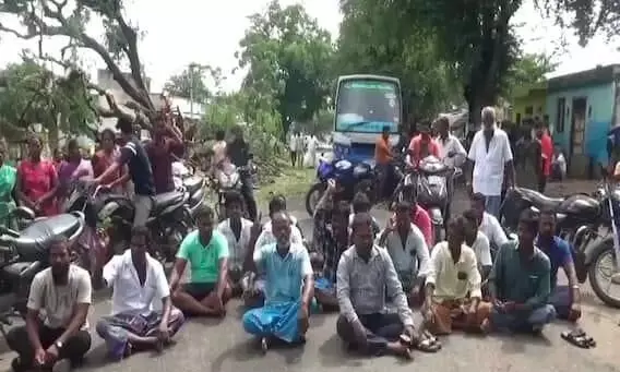 மரங்கள் வெட்டப்படுவதை கண்டித்து மக்கள் சாலை மறியல் மரங்கள் வெட்டப்படுவதை கண்டித்து மக்கள் சாலை மறியல்