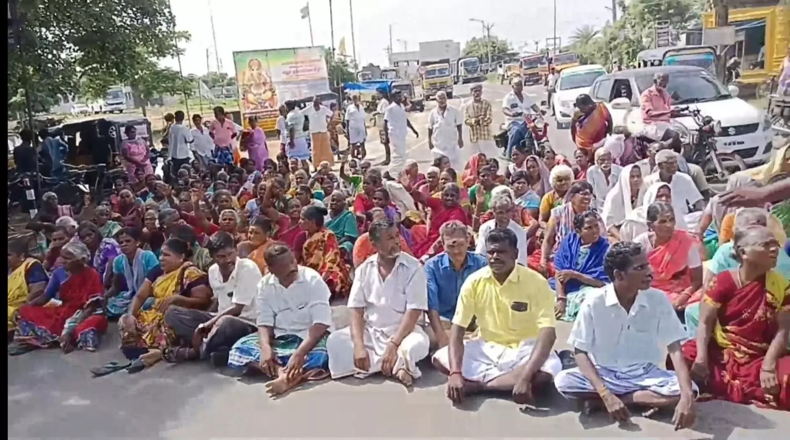 சாலை வசதி கேட்டு பொதுமக்கள் சாலை மறியல் சாலை வசதி கேட்டு பொதுமக்கள் சாலை மறியல்