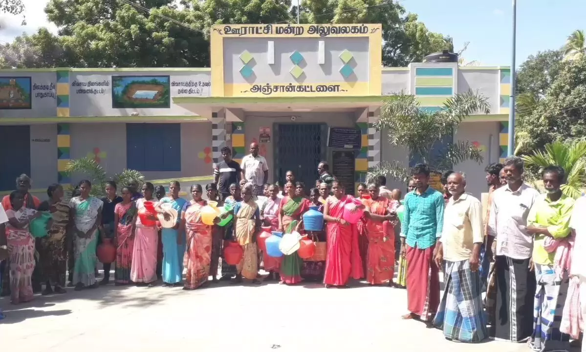 ஊராட்சி அலுவலகத்தை காலி குடங்களுடன் முற்றுகையிட்ட கிராம மக்கள் ஊராட்சி அலுவலகத்தை காலி குடங்களுடன் முற்றுகையிட்ட கிராம மக்கள்