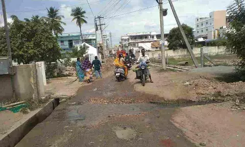 அம்மன் நகரில் தற்காலிக  வடிகால் பாலம் அமைக்க கோரிக்கை..! அம்மன் நகரில் தற்காலிக  வடிகால் பாலம் அமைக்க கோரிக்கை..!