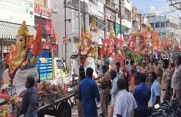 ஆரணியில் பலத்த பாதுகாப்புடன் விநாயகா் சிலைகள் ஊா்வலம் ஆரணியில் பலத்த பாதுகாப்புடன் விநாயகா் சிலைகள் ஊா்வலம்
