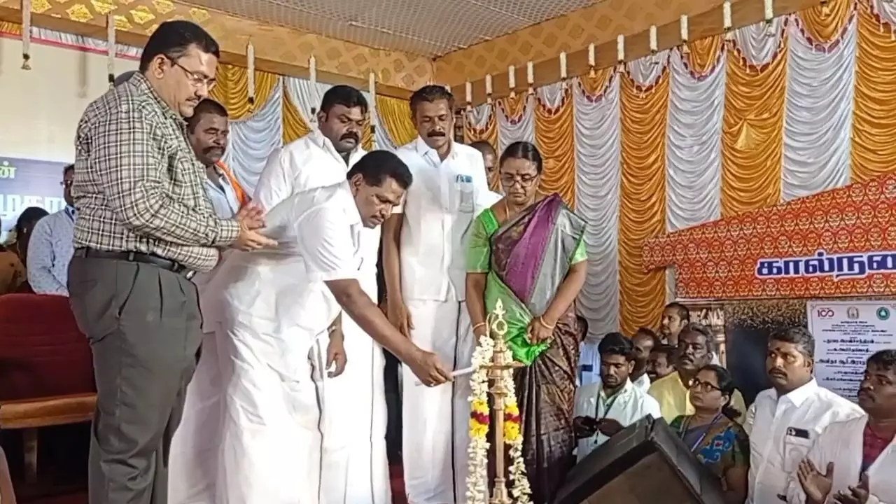 தென்காசியில் கால்நடை மருத்துவ முகாமை துவங்கி வைத்த அமைச்சர் தென்காசியில் கால்நடை மருத்துவ முகாமை துவங்கி வைத்த அமைச்சர்