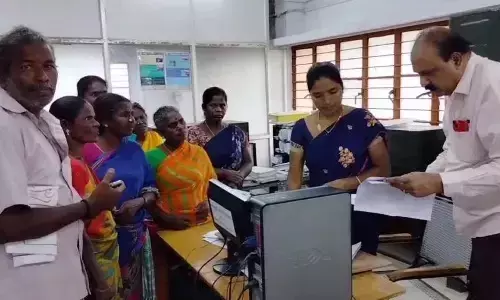 பாப்பிரெட்டிபட்டி தாலுகா அலுவலகத்தில் வருவாய் கோட்டாட்சியர் திடீர் ஆய்வு பாப்பிரெட்டிபட்டி தாலுகா அலுவலகத்தில் வருவாய் கோட்டாட்சியர் திடீர் ஆய்வு