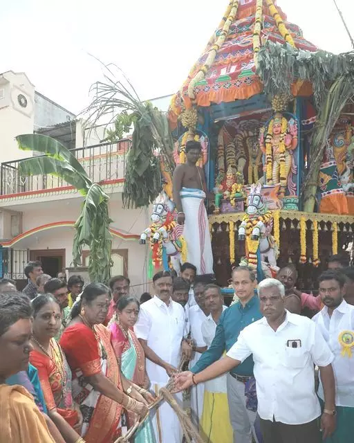 ஆரணியில் கில்லா சீனிவாச பெருமாள் கோவில் தேரோட்டம் ஆரணியில் கில்லா சீனிவாச பெருமாள் கோவில் தேரோட்டம்