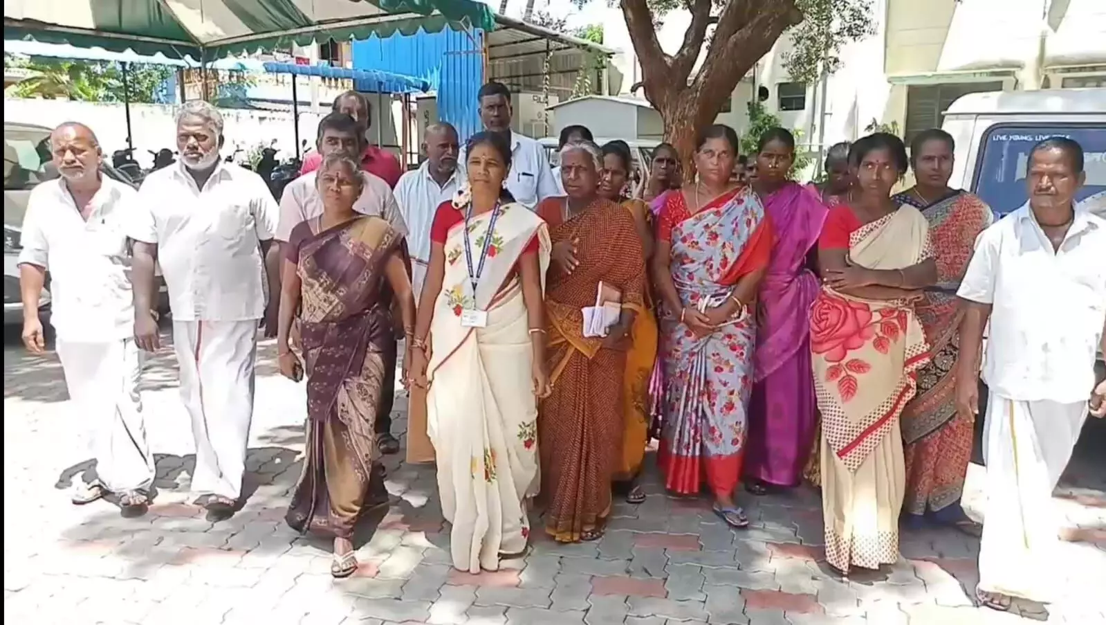 கிராம நத்தம் நிலத்தை ஆக்கிரமிப்பில் இருந்து மீட்டுத் தர கோரி மனு கிராம நத்தம் நிலத்தை ஆக்கிரமிப்பில் இருந்து மீட்டுத் தர கோரி மனு