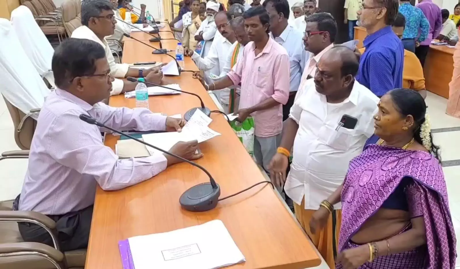 காஞ்சிபுரம் மக்கள் குறை தீர் கூட்டத்தில் ஊராட்சி மன்ற தலைவி அளித்த மனு காஞ்சிபுரம் மக்கள் குறை தீர் கூட்டத்தில் ஊராட்சி மன்ற தலைவி அளித்த மனு