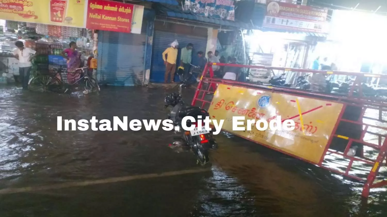வெள்ளக்காடான பெருந்துறை: முழங்கால் வரை தேங்கிய நீரால் தத்தளித்த மக்கள் வெள்ளக்காடான பெருந்துறை: முழங்கால் வரை தேங்கிய நீரால் தத்தளித்த மக்கள்