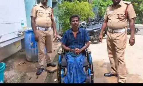 திண்டுக்கல் மாவட்ட ஆட்சியர் அலுவலக வளாகத்தில் மாற்றுத்திறனாளி தீக்குளிக்க முயற்சி திண்டுக்கல் மாவட்ட ஆட்சியர் அலுவலக வளாகத்தில் மாற்றுத்திறனாளி தீக்குளிக்க முயற்சி