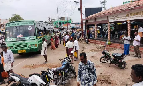 காரியாபட்டி, பேருந்து நிலைய நிழற்குடை சுற்றி ஆக்ரமிப்பு அகற்றம்: காரியாபட்டி, பேருந்து நிலைய நிழற்குடை சுற்றி ஆக்ரமிப்பு அகற்றம்: