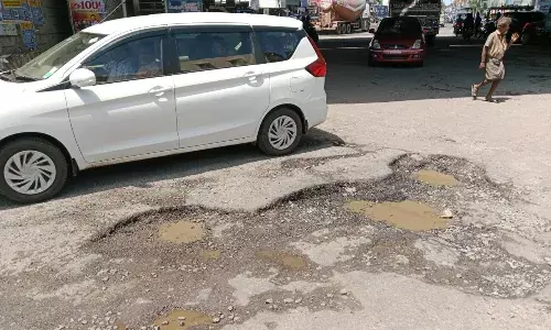 பழுதடைந்த சாலையை சீரமைக்க பொதுமக்கள் கோரிக்கை..! பழுதடைந்த சாலையை சீரமைக்க பொதுமக்கள் கோரிக்கை..!