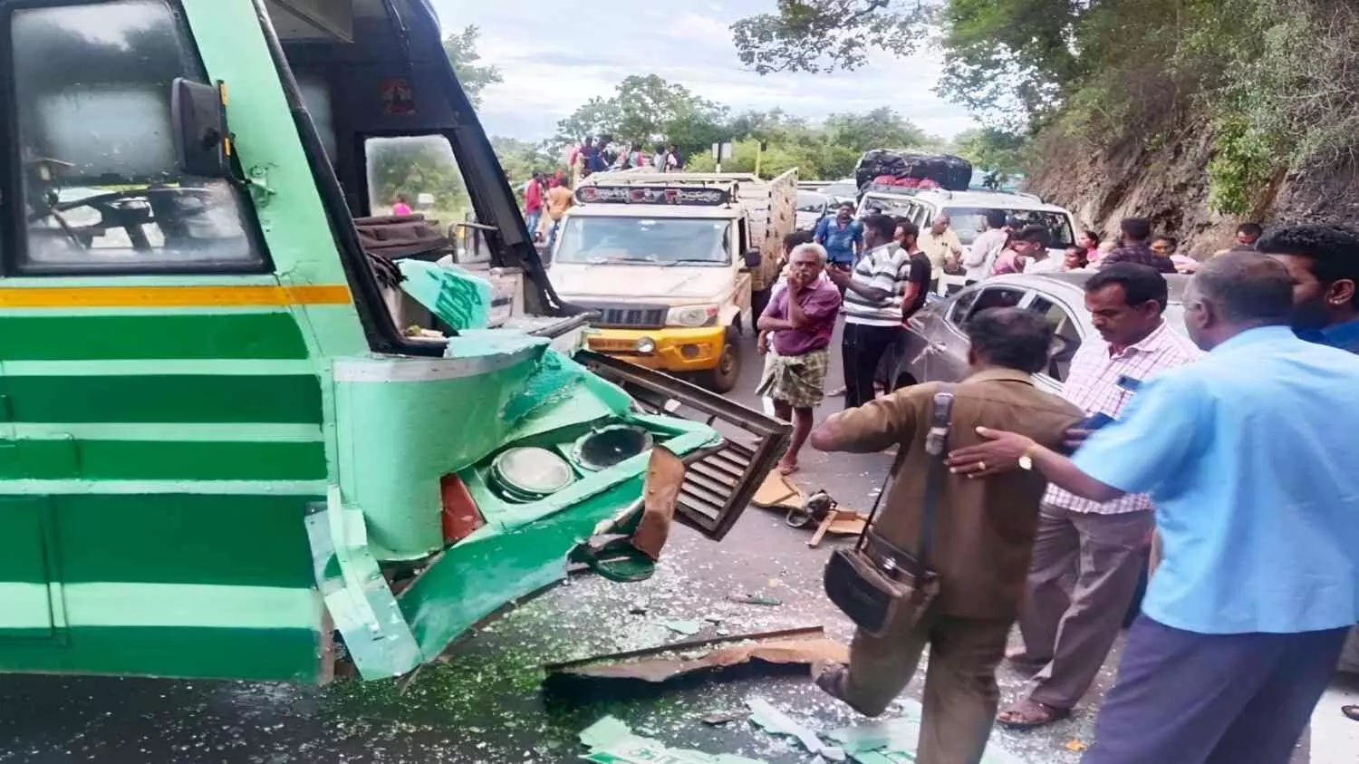சத்தி அருகே திம்பம் மலைப்பாதையில் அரசு பேருந்து - கார் மோதி விபத்து சத்தி அருகே திம்பம் மலைப்பாதையில் அரசு பேருந்து - கார் மோதி விபத்து