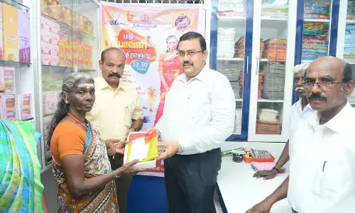கதர் சிறப்பு தள்ளுபடி விற்பனையை தொடங்கி வைத்த மாவட்ட ஆட்சியர்