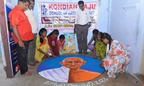 கோவில்பட்டியில் காந்தியின் ஓவியத்திற்கு அகல் விளக்கேற்றி மரியாதை கோவில்பட்டியில் காந்தியின் ஓவியத்திற்கு அகல் விளக்கேற்றி மரியாதை