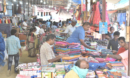 ஈரோடு கனி மார்க்கெட் மீண்டும் செயல் பட தொடங்கியதால் மகிழ்ச்சியில் வியாபாரிகள் ஈரோடு கனி மார்க்கெட் மீண்டும் செயல் பட தொடங்கியதால் மகிழ்ச்சியில் வியாபாரிகள்