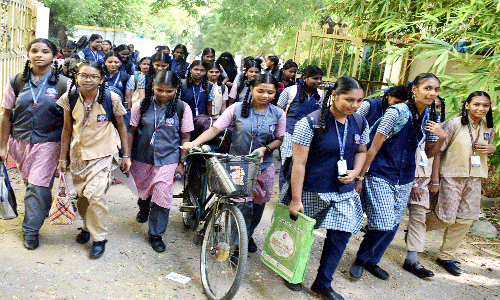 ஈரோட்டில் காலாண்டு விடுமுறை முடிந்து பள்ளிகள் மீண்டும் திறப்பு ஈரோட்டில் காலாண்டு விடுமுறை முடிந்து பள்ளிகள் மீண்டும் திறப்பு