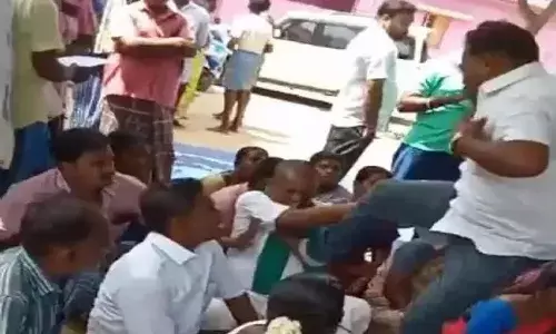 கிராமசபை கூட்டத்தில் விவசாயியை எட்டி உதைத்த ஊராட்சிசெயலாளர் கிராமசபை கூட்டத்தில் விவசாயியை எட்டி உதைத்த ஊராட்சிசெயலாளர்
