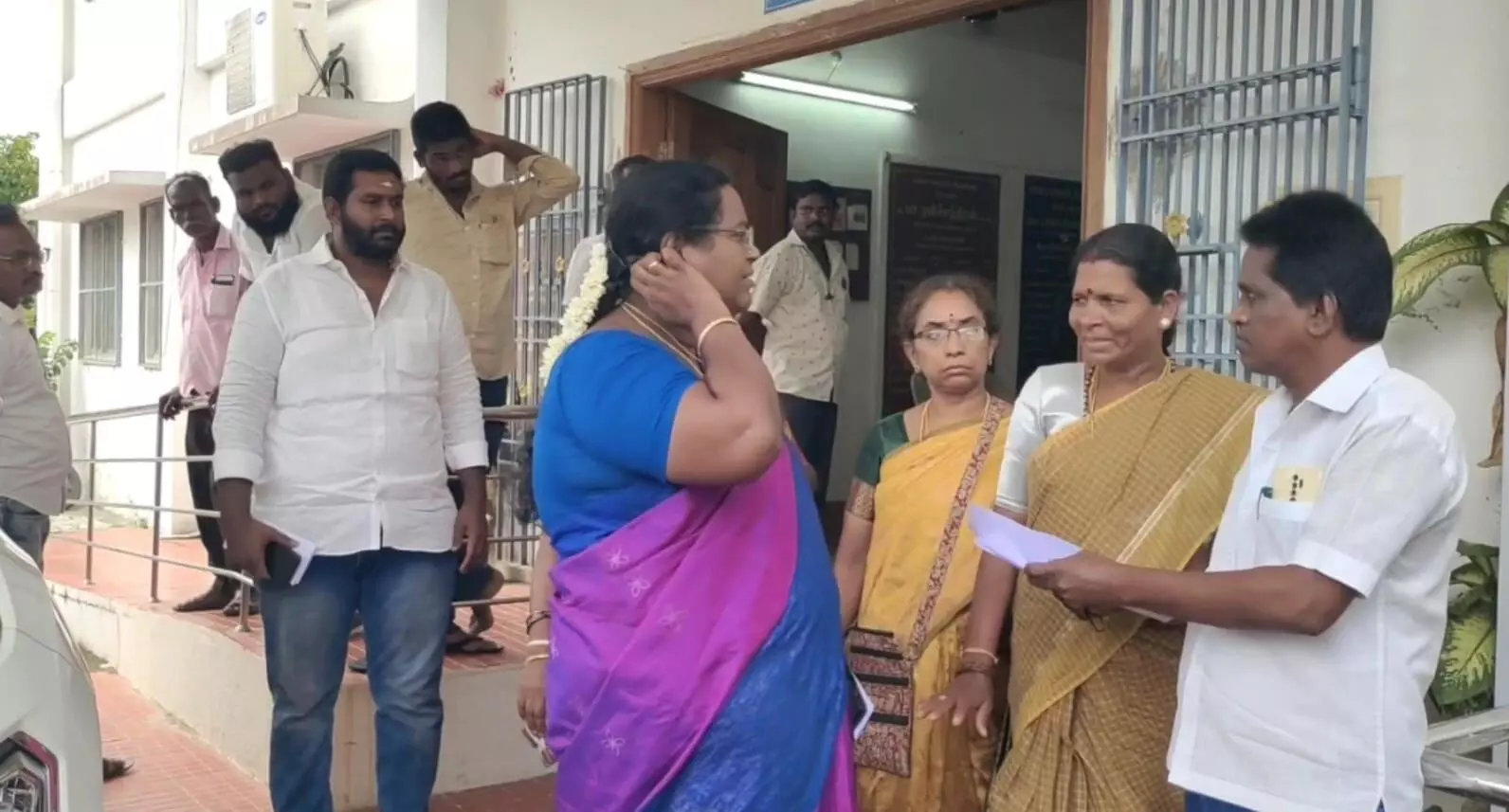 திருவள்ளூர் மாவட்ட ஊராட்சி குழு கூட்டத்தில் கவுன்சிலர்கள் வெளிநடப்பு திருவள்ளூர் மாவட்ட ஊராட்சி குழு கூட்டத்தில் கவுன்சிலர்கள் வெளிநடப்பு
