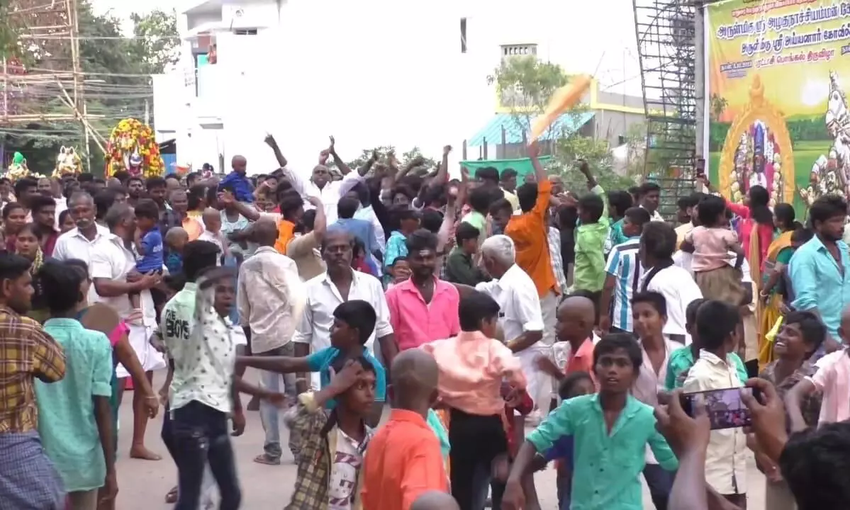 மதுரை அருகே கோயிலில் புரவி எடுப்புத் திருவிழா மதுரை அருகே கோயிலில் புரவி எடுப்புத் திருவிழா