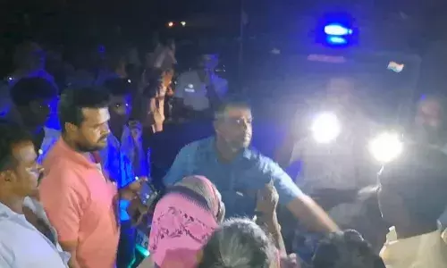 நத்தம் அருகே மின் வெட்டை கண்டித்து கிராம மக்கள் சாலை மறியல் நத்தம் அருகே மின் வெட்டை கண்டித்து கிராம மக்கள் சாலை மறியல்