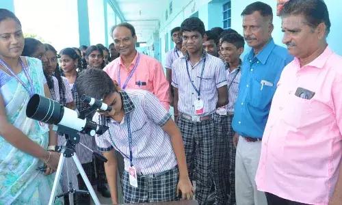 கோவில்பட்டி பள்ளியில் மாணவர்களுக்கு டெலஸ்கோப் பயன்பாடு பயிற்சி கோவில்பட்டி பள்ளியில் மாணவர்களுக்கு டெலஸ்கோப் பயன்பாடு பயிற்சி