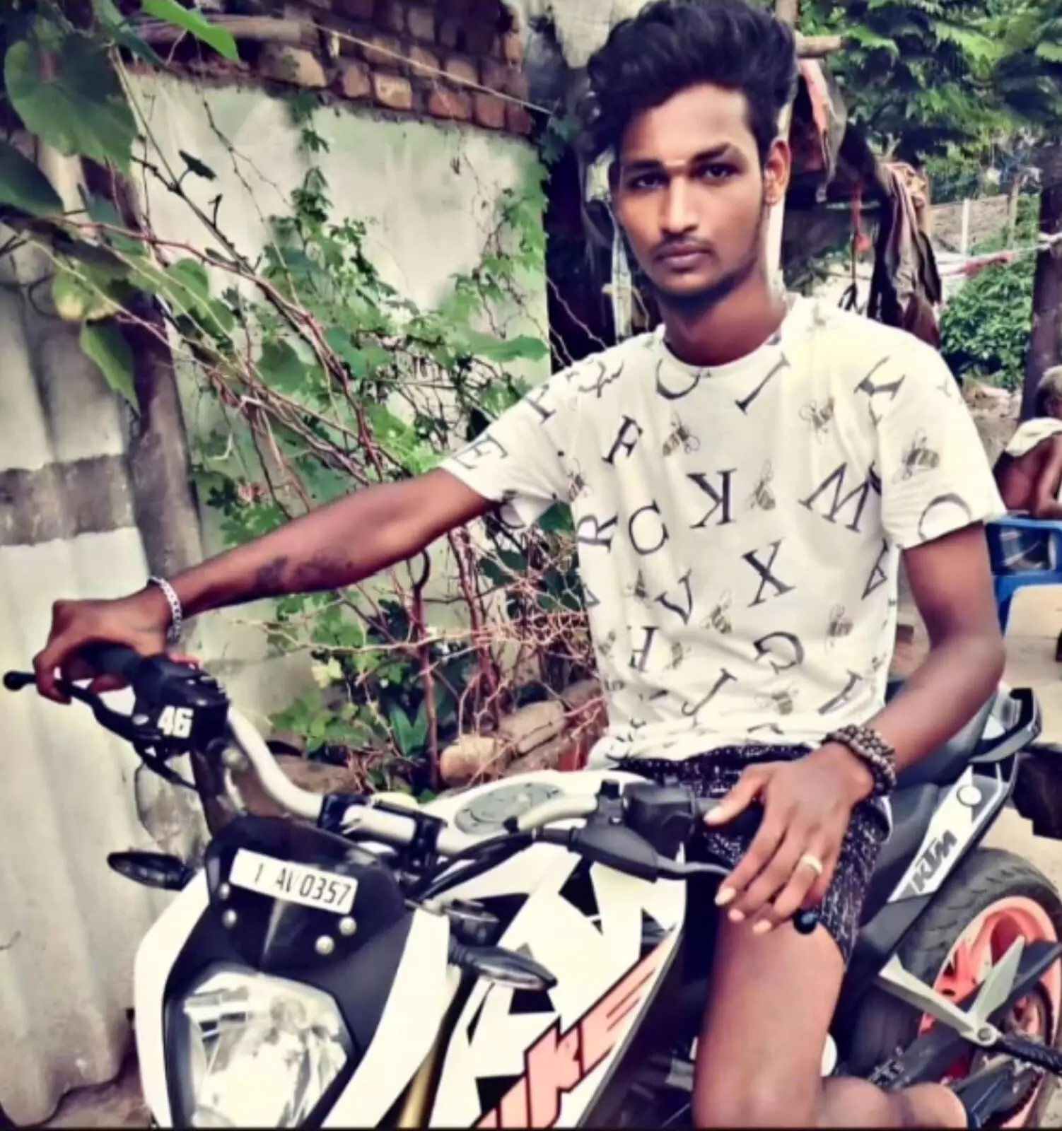 இளைஞர் ஓட ஓட வெட்டிக்கொலை. இளைஞர் ஓட ஓட வெட்டிக்கொலை.