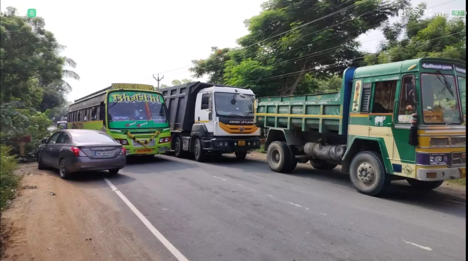 அணிவகுத்து நிற்கும் கனரக லாரிகளால் விபத்து அபாயம்: பொதுமக்கள் குற்றச்சாட்டு அணிவகுத்து நிற்கும் கனரக லாரிகளால் விபத்து அபாயம்: பொதுமக்கள் குற்றச்சாட்டு