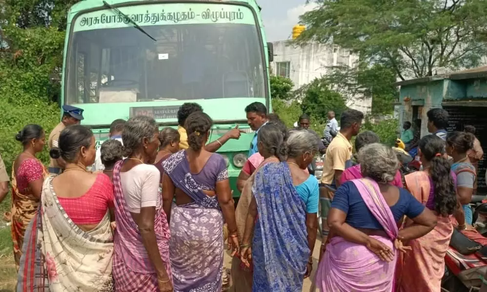 மயானத்துக்கு செல்ல பாதை அமைக்கக்கோரி கிராம மக்கள் போராட்டம் மயானத்துக்கு செல்ல பாதை அமைக்கக்கோரி கிராம மக்கள் போராட்டம்