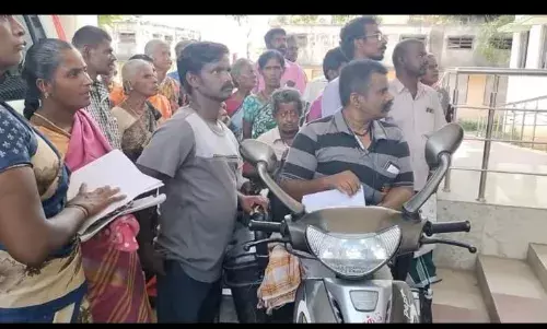 நிலக்கோட்டை ஊராட்சி ஒன்றிய அலுவலகத்தை மாற்றுத்திறனாளிகள் முற்றுகை..! நிலக்கோட்டை ஊராட்சி ஒன்றிய அலுவலகத்தை மாற்றுத்திறனாளிகள் முற்றுகை..!