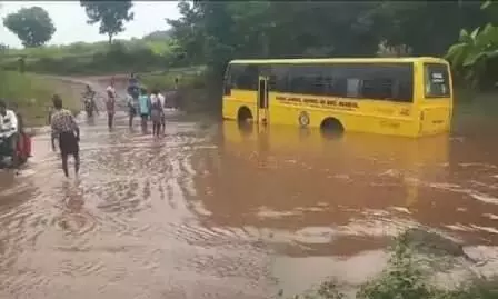 ஆற்று வெள்ளத்தில் பள்ளி குழந்தைகளுடன் சிக்கிய பள்ளிப் பேருந்து ஆற்று வெள்ளத்தில் பள்ளி குழந்தைகளுடன் சிக்கிய பள்ளிப் பேருந்து