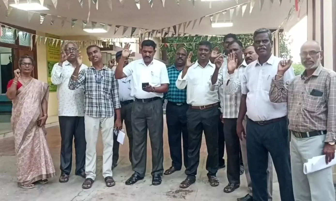 பதவி உயர்வு வழங்க வலியுறுத்தி தலைமை ஆசிரியர் கழகம் சார்பில் ஆர்ப்பாட்டம் பதவி உயர்வு வழங்க வலியுறுத்தி தலைமை ஆசிரியர் கழகம் சார்பில் ஆர்ப்பாட்டம்