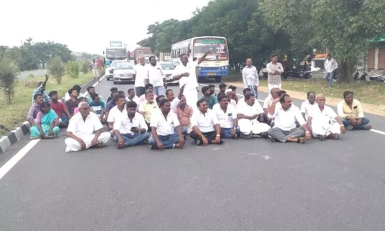 குமாரபாளையம் புறவழிச்சாலையில் நகராட்சி தலைவர் தலைமையில் சாலை மறியல் குமாரபாளையம் புறவழிச்சாலையில் நகராட்சி தலைவர் தலைமையில் சாலை மறியல்