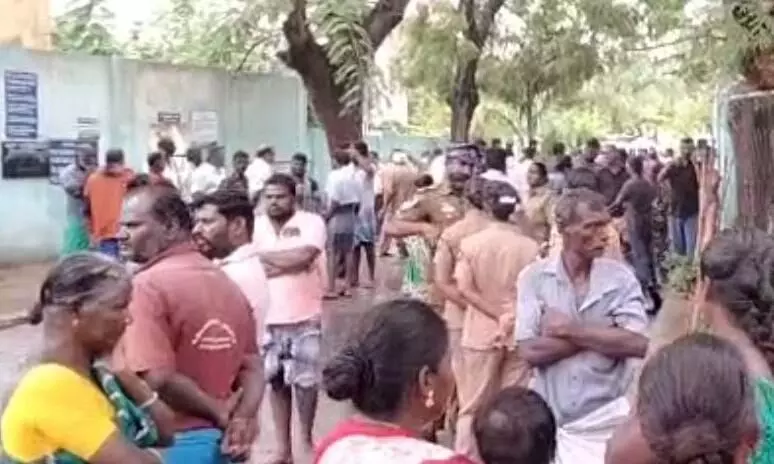 உடுமலை அருகே சுவர் இடிந்து விழுந்து உயிரிழந்தவர்களின் குடுத்தினருக்கு நிதியுதவி உடுமலை அருகே சுவர் இடிந்து விழுந்து உயிரிழந்தவர்களின் குடுத்தினருக்கு நிதியுதவி