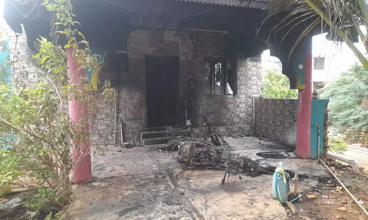 விக்கிரமங்கலம் அருகே இருசக்கர வாகனங்கள் தீவைத்து எரிப்பு விக்கிரமங்கலம் அருகே இருசக்கர வாகனங்கள் தீவைத்து எரிப்பு