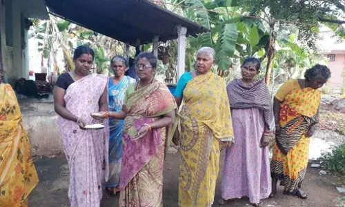 பிளாஸ்டிக் அரிசி வினியோகிக்கப்படுவதாக பொதுமக்கள் புகார் பிளாஸ்டிக் அரிசி வினியோகிக்கப்படுவதாக பொதுமக்கள் புகார்