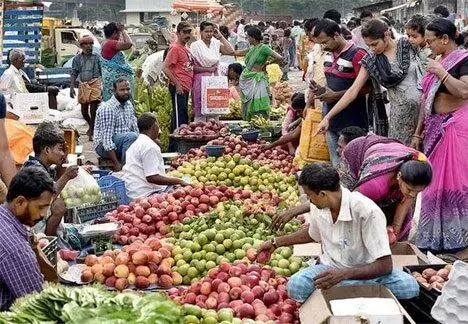 கோவையில் ஆயுத பூஜை பொருட்கள் வாங்க குவிந்த பொதுமக்கள் கோவையில் ஆயுத பூஜை பொருட்கள் வாங்க குவிந்த பொதுமக்கள்