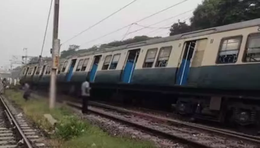 சென்னை மின்சார ரயில் தடம்புரண்டு விபத்து: போக்குவரத்து பாதிப்பு சென்னை மின்சார ரயில் தடம்புரண்டு விபத்து: போக்குவரத்து பாதிப்பு