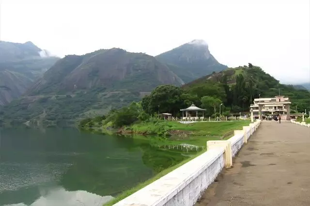 குழந்தைகளுடன் தற்கொலைக்கு முயன்ற இளம்பெண்ணை மீட்ட மூதாட்டி குழந்தைகளுடன் தற்கொலைக்கு முயன்ற இளம்பெண்ணை மீட்ட மூதாட்டி