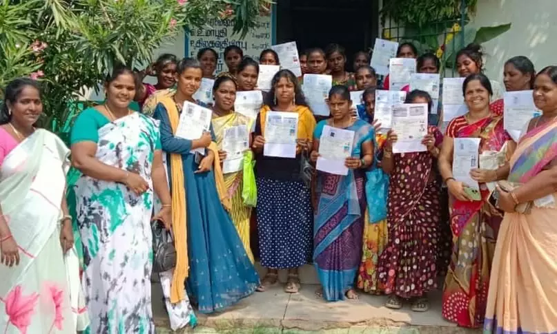 36 நரிக்குறவர் பெண்களுக்கு 100 நாள் வேலைக்கான அட்டைகள் வழங்கல் 36 நரிக்குறவர் பெண்களுக்கு 100 நாள் வேலைக்கான அட்டைகள் வழங்கல்