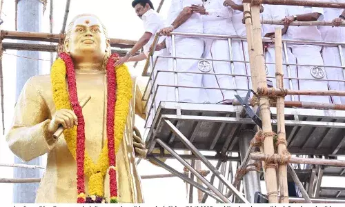 மதுரை கோரிப்பாளையத்தில் தேவர் சிலைக்கு மாலை அணிவித்த தமிழக முதல்வர் ஸ்டாலின்