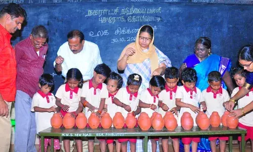 கோவில்பட்டி நகராட்சி பள்ளியில் சேமிப்பு பழக்கத்தை தொடங்கிய குழந்தைகள் கோவில்பட்டி நகராட்சி பள்ளியில் சேமிப்பு பழக்கத்தை தொடங்கிய குழந்தைகள்